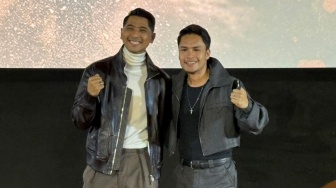 Momen Arya Saloka dan Randy Pangalila 'Adu Jotos' saat Konferensi Pers