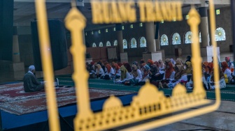 Warga mengikuti kajian di Masjid Raya Bandung di Jalan Asia Afrika, Bandung, Jawa Barat, Jumat (9/1/2026). [ANTARA FOTO/Raisan Al Farisi/YU]