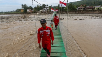 Pelajar melintas di atas jembatan gantung yang baru selesai pembangunannya di Meureudu, Pidie Jaya, Aceh, Jumat (9/1/2026). [ANTARA FOTO/Irwansyah Putra/bar] 