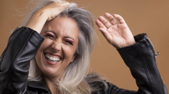 5 Penyebab Rambut Beruban selain karena Faktor Usia, Sudah Tahu?