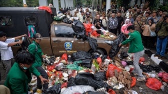 Aksi Buang Sampah Warnai Protes di Kantor Wali Kota Tangsel