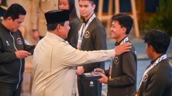Presiden Prabowo Subianto (kedua kiri) didampingi Menpora Erick Thohir (kiri) menyerahkan buku tabungan kepada atlet skateboard Basral Graito (kedua kanan) saat penyerahan bonus kepada atlet peraih medali pada SEA Games Thailand di Istana Negara, Jakarta, Kamis (8/1/2025). [ANTARA FOTO/Hafidz Mubarak A/foc]