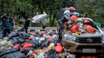 Mahasiswa membuang sampah ke mobil Satpol PP saat aksi unjuk rasa di Kantor Wali Kota Tangerang Selatan, Banten, Kamis (8/1/2026). [ANTARA FOTO/Putra M. Akbar/foc]