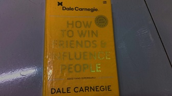 Seni Memikat Hati di Buku How to Win Friends & Influence People