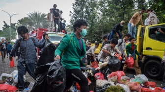 Mahasiswa membuang sampah saat aksi unjuk rasa di Kantor Wali Kota Tangerang Selatan, Banten, Kamis (8/1/2026). [ANTARA FOTO/Putra M. Akbar/foc]