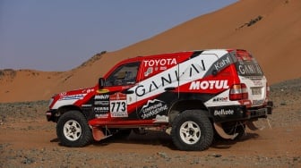 Menilik Ketangguhan Toyota Land Cruiser 100 di Medan Dakar Ekstrem