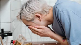 5 Sabun Cuci Muka Pilihan Paling Aman untuk Lansia, Ampuh Rawat Kulit Menipis