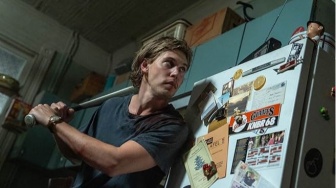 Film Caught Stealing: Petaka Maut di Balik Titipan Kucing