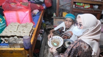 Tangis Bupati Gowa Pecah Lihat Kondisi Warga Miskin Ekstrem