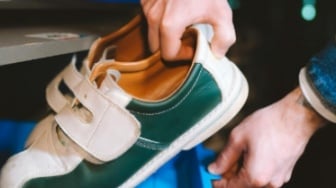 5 Sepatu Velcro Lokal Tanpa Tali, Solusi Anti Repot Buat Orang Tua