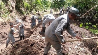 Bakamla & TNI Bersihkan Longsor Pasca-Banjir Bandang di Pulau Siau