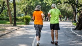 5 Rekomendasi Sepatu untuk Orang Tua Penderita Plantar Fasciitis, Aman dari Nyeri Tumit