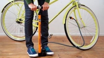 4 Rekomendasi Pompa Angin Injak Terbaik Penyelamat Ban Kempes