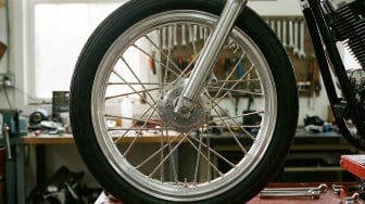 Jangan Anggap Remeh! Ini Kelebihan Pelek Jari-jari Dibanding Pelek Alloy