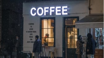 Hujan, Kopi, dan Alasan untuk Tidak Segera Pergi