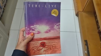 Novel Sunset Bersama Rosie: Menunda Hanyalah Awal dari Petaka
