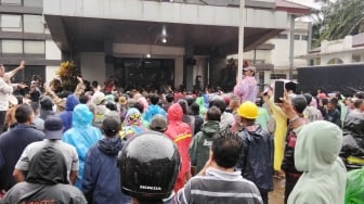 Cigudeg Mencekam! 'Blunder' Ucapan Camat Picu Hujan Batu, Jalan Nasional Bogor Lumpuh Total