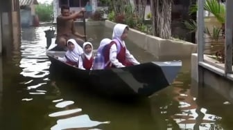 Banjir Bengawan Jero Rendam Puluhan Sekolah di Lamongan, Siswa Dijemput Pakai Perahu