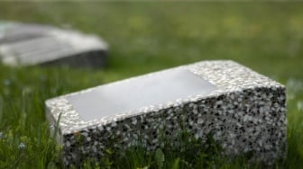 Sudiyono dan Batu Nisan