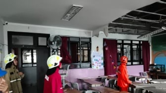 Diduga Tak Kuat Menampung Guyuran Hujan, Plafon SDN 05 Pademangan Timur Ambruk