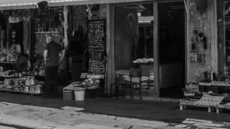 Melihat Pocong Melompat-lompat