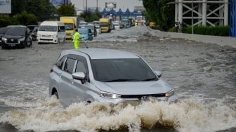 Sejumlah kendaraan melintas saat banjir di Jalan Tol Sedyatmo, Kota Tangerang, Banten, Senin (12/1/2026). [ANTARA FOTO/Putra M. Akbar/nz]

Sejumlah kendaraan melintas saat banjir di Jalan Tol Sedyatmo, Kota Tangerang, Banten, Senin (12/1/2026). [ANTARA FOTO/Putra M. Akbar/nz]
