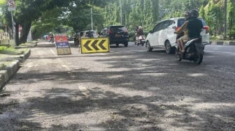 Jalan Nasional Baru Diperbaiki Sudah Hancur, Warga Pertanyakan Kualitas Proyek