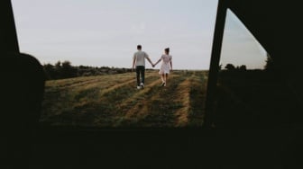 Kita Pernah Dekat, Tapi Tidak Pernah Benar-Benar Bersama