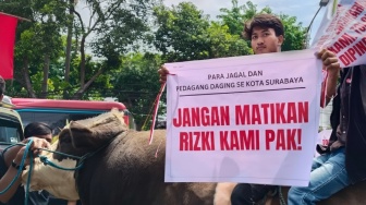Ratusan Tukang Jagal Bawa Sapi ke DPRD Surabaya, Tolak Relokasi RPH Pegirian ke Tambak Osowilangun
