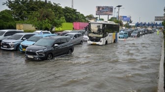 Sejumlah kendaraan melintas saat banjir di Jalan Tol Sedyatmo, Cengkareng, Jakarta, Senin (12/1/2026). [ANTARA FOTO/Putra M. Akbar/nz]