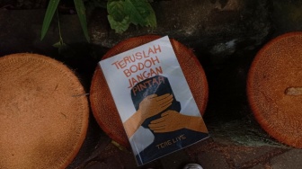 Novel Teruslah Bodoh, Jangan Pintar: Ironi Cerdas di Tangan yang Salah!