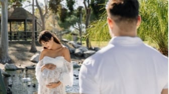 Makin Menawan! 7 Potret Maternity Shoot Aurelie Moeremans di California