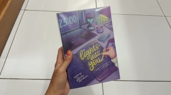 Novel Lights Into You: Tentang Luka dan Pilihan untuk Bertahan