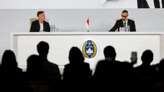 Pelatih Timnas Indonesia John Herdman (kiri) pada acara perkenalan pelatih baru Timnas Indonesia di Jakarta, Selasa (13/1/2026). [Suara.com/Alfian Winanto]