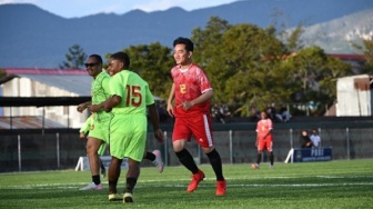 Momen Gibran Main Sepak Bola di Wamena Papua, Cetak Tiga Gol