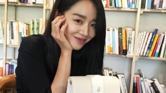 4 Ide Daily OOTD ala Shin Hae Sun, Gaya Chic Cozy yang Gampang Ditiru!