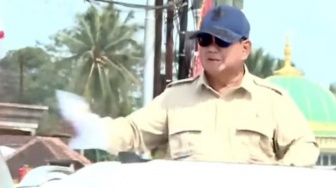 Presiden Prabowo Bagi-bagi Kaos Sepanjang Jalan Menuju SMA Taruna Nusantara Malang