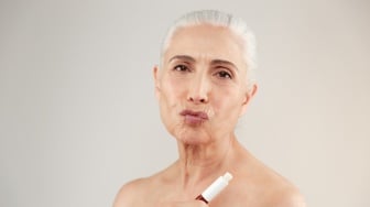 4 Lip Oil untuk Atasi Bibir Kering dan Pecah-Pecah, Aman untuk Lansia