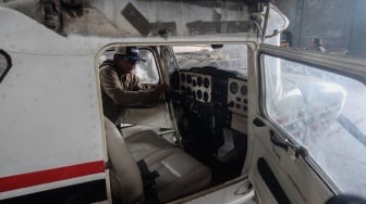 Pekerja mengecek komponen bangkai pesawat yang diperjualbelikan di Desa Gupit, Kabupaten Sukoharjo, Jawa Tengah, Selasa (13/1/2026). [ANTARAFOTO/Maulana Surya/tom]