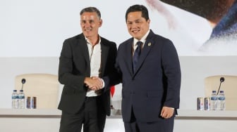 Ketum PSSI Erick Thohir (kanan) berjabat tangan dengan Pelatih Timnas Indonesia John Herdman (kiri) pada acara perkenalan pelatih baru Timnas Indonesia di Jakarta, Selasa (13/1/2026). [Suara.com/Alfian Winanto]