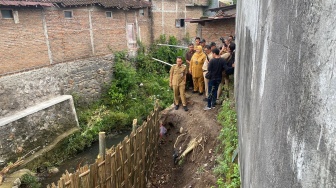 Tinjau Talud Longsor di Nusukan, Respati Ardi Minta Penanganan Komprehensif