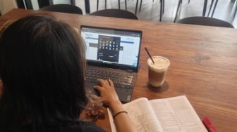 Ancaman Mata Kering SePeLe di Balik Layar Laptop Mengintai Pekerja Remote, INSTO Dry Eyes Solusinya