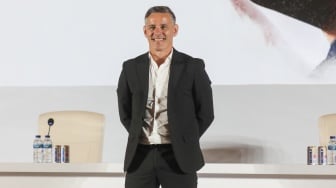 Ketum PSSI Erick Thohir (kanan) berjabat tangan dengan Pelatih Timnas Indonesia John Herdman pada acara perkenalan pelatih baru Timnas Indonesia di Jakarta, Selasa (13/1/2026). [Suara.com/Alfian Winanto]