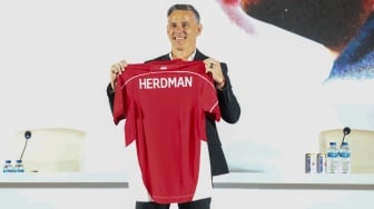Pelatih Timnas Indonesia John Herdman pada acara perkenalan pelatih baru Timnas Indonesia di Jakarta, Selasa (13/1/2026). [Suara.com/Alfian Winanto]