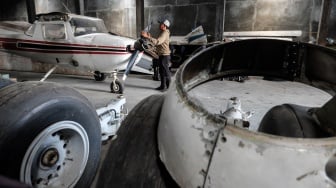 Pekerja mengecek komponen bangkai pesawat yang diperjualbelikan di Desa Gupit, Kabupaten Sukoharjo, Jawa Tengah, Selasa (13/1/2026). [ANTARAFOTO/Maulana Surya/tom]