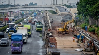 Pekerja menyelesaikan pembangunan akses tol langsung KM 25 Jakarta-Merak di Curug, Kabupaten Tangerang, Banten, Selasa (13/1/2026). [ANTARA FOTO/Putra M. Akbar/tom]


