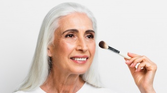 Bedak Apa yang Cocok untuk Usia 50 Tahun ke Atas? Ini 5 Rekomendasi Terbaik