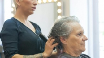 Bekas Cat Rambut Sulit Hilang? 3 Trik Ampuh Basmi Noda Hitam di Tangan