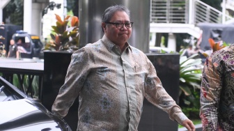 Menko Perekonomian Airlangga Hartarto tiba untuk membahas kajian pencegahan korupsi di Gedung Merah Putih KPK, Jakarta, Rabu (14/1/2026). [ANTARA FOTO/Hafidz Mubarak A/foc]