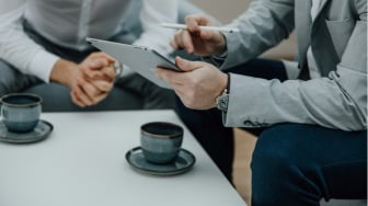 Pengambil Kebijakan Duduk di Dua Kursi Sekaligus: Masih Adakah Netralitas?